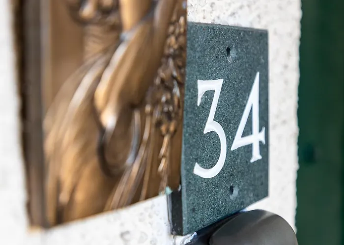 Luxury 2 Bed View Parking Apartment